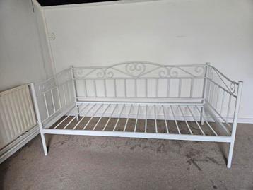 Metalen Bedframe met IKEA Matras - afbeelding 2 Metalen Bedframe met IKEA Matras - afbeelding 2