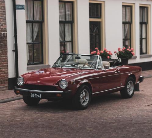 Fiat 124 Sport Spider 1800 1975 Rood Amaranti, Auto's, Oldtimers, Particulier, Bluetooth, Lederen bekleding, Lichtmetalen velgen