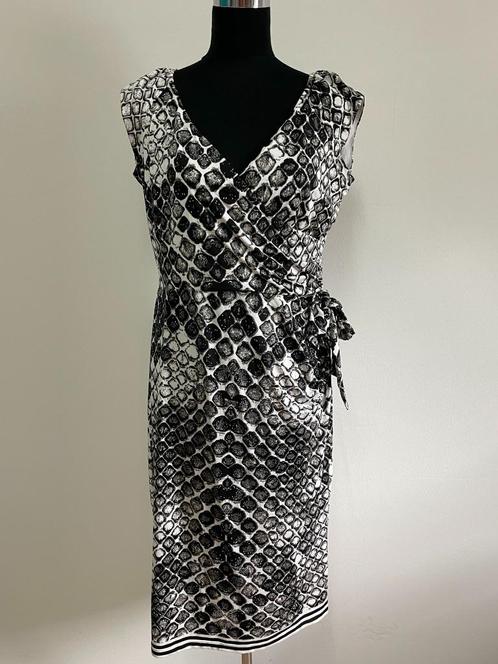 J483 - Zwart-witte K-Design jurk maat XL (1), Kleding | Dames, Jurken, Zo goed als nieuw, Maat 46/48 (XL) of groter, Zwart, Knielengte