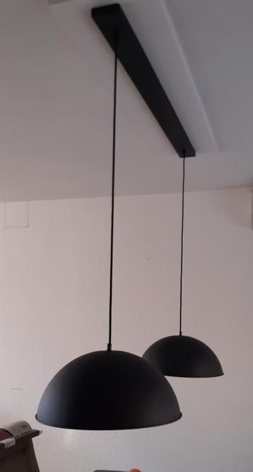mooie hanglamp zwart met gouden binnenkant.