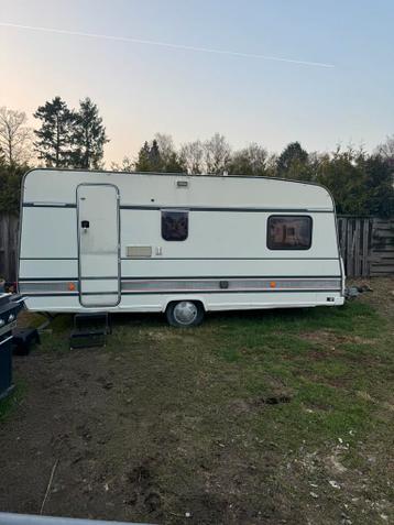 Bürstner Caravan met vastbed en kleine beschadigingen