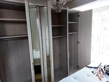 Ruime kledingkast met spiegeldeuren - afbeelding 4 Ruime kledingkast met spiegeldeuren - afbeelding 4