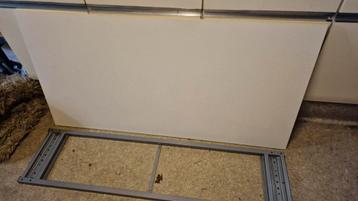 Wit IKEA GALANT bureau met grijze poten - afbeelding 4 Wit IKEA GALANT bureau met grijze poten - afbeelding 4