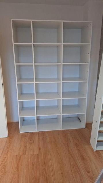 Witte open kast met veel opbergruimte