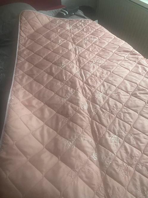 Mooi oud roze sprei met borduursel, Huis en Inrichting, Slaapkamer | Beddengoed, Nieuw, Dekbedovertrek, Eenpersoons, Roze, Ophalen of Verzenden