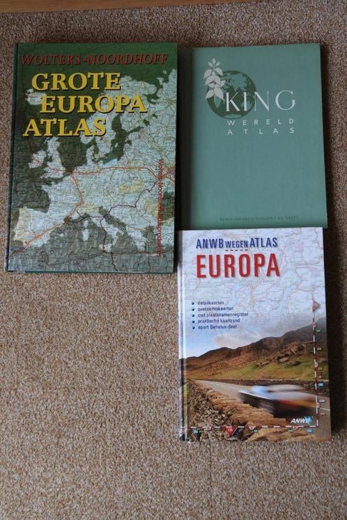 Atlassen 2 x europa 1 wereld, Boeken, Atlassen en Landkaarten, Gelezen, Overige atlassen, Europa Overig, 1800 tot 2000, Ophalen of Verzenden