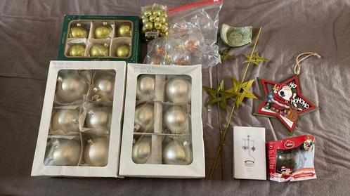 Diverse glazen kerstballen wit/zilver en groen met werkje, Diversen, Kerst, Zo goed als nieuw, Ophalen of Verzenden
