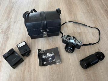 Analoge fotocamera Canon AE-1 met flitser, lenzen en tas 