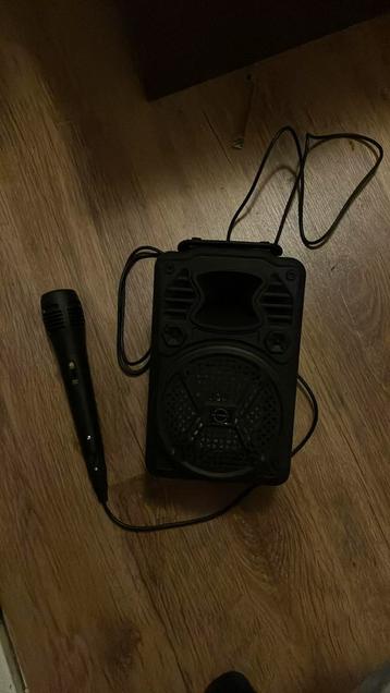 Kleine karaoke box en microfoon 