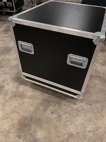 Redelijk grote stolpcase, flightcase op wielen