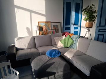 Zwart leren hoekbank + hocker met opbergruimte Ikea - afbeelding 2 Zwart leren hoekbank + hocker met opbergruimte Ikea - afbeelding 2