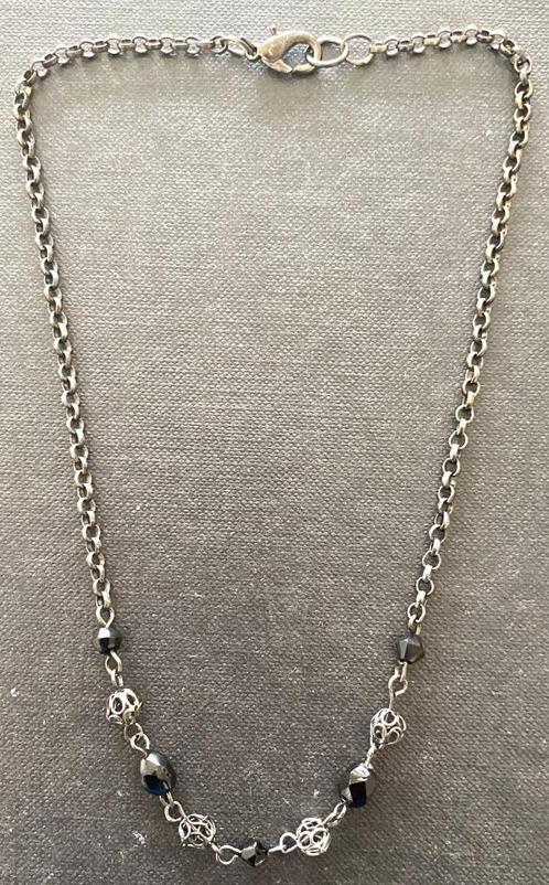 Zilverkleurig collier met zwarte steentjes, Sieraden, Tassen en Uiterlijk, Kettingen, Gebruikt, Overige materialen, Zwart, Met edelsteen