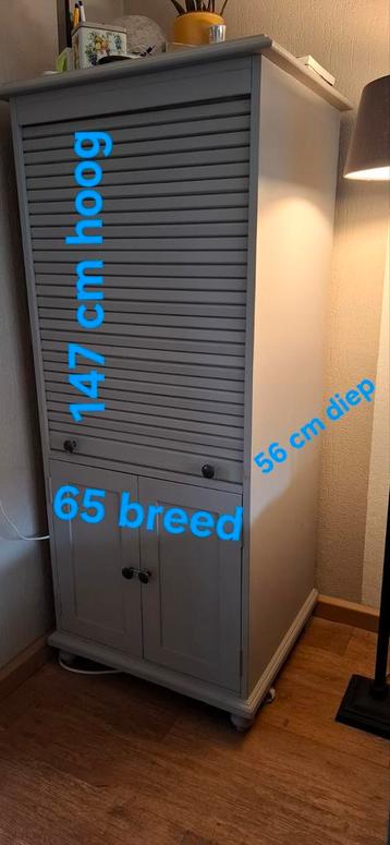 Gratis computerkast met rolluik en uitschuifbaar plankje