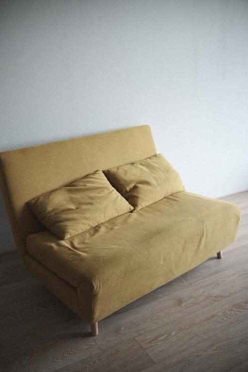 Bank Sofa Couch Futon in mustard yellow, Huis en Inrichting, Banken | Sofa's en Chaises Longues, Zo goed als nieuw, Tweepersoons