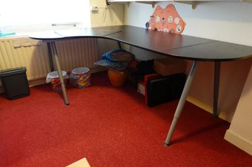 bureau IKEA Galant met schuine poten - afbeelding 2 bureau IKEA Galant met schuine poten - afbeelding 2