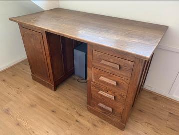 Houten Bureau met veel ruimte . Zsm ophalen!