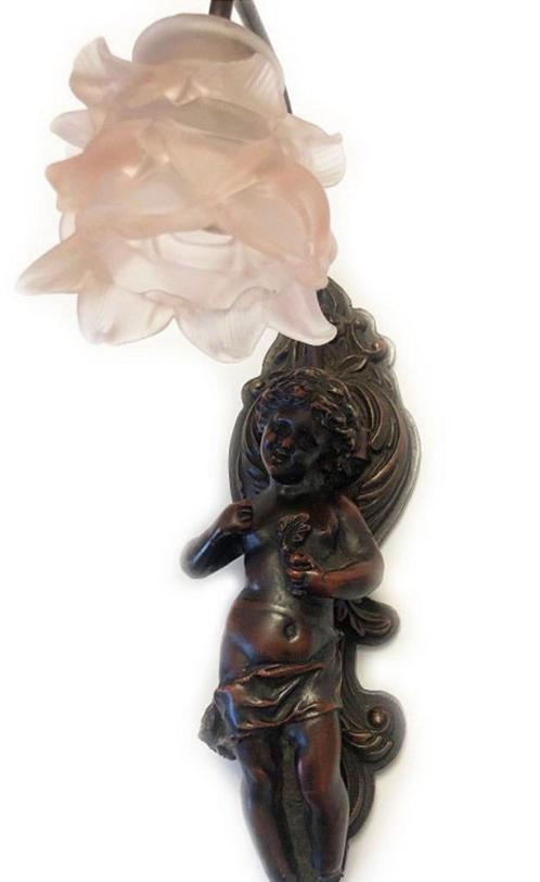 Wandlamp barok engel beeld brons met bloem lamp kap glas, Huis en Inrichting, Lampen | Wandlampen, Gebruikt, Glas, Metaal, Overige materialen