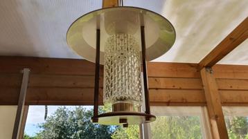 Unieke hanglamp uit de jaren 60. De kap is geel, de boven- e