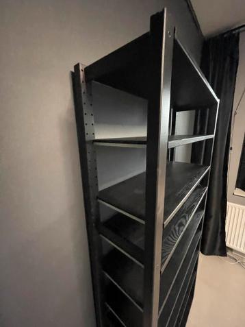 Zwarte IKEA Ivar kast met 10 planken - afbeelding 17 Zwarte IKEA Ivar kast met 10 planken - afbeelding 17