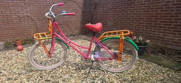 Meisjesfiets, tuinschommel, studietafel, poppenhuis.