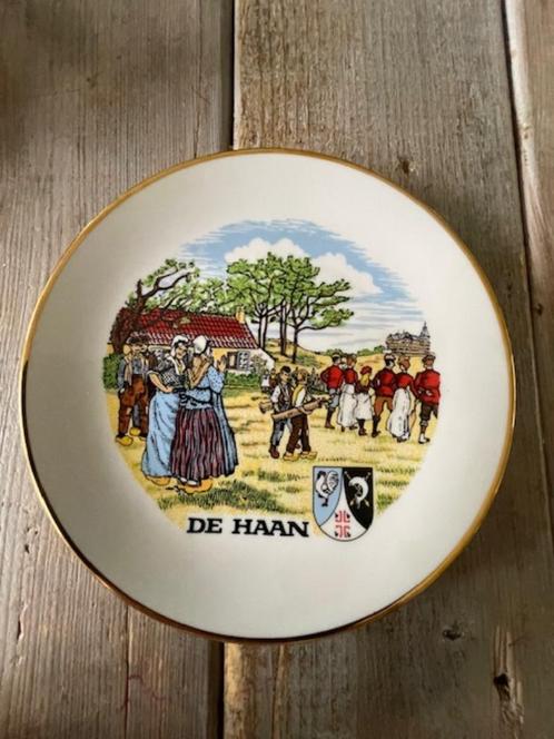 Vintage gekleurd  souvenir bord. De Haan / Le Coq Belgie., Antiek en Kunst, Antiek | Wandborden en Tegels, Ophalen of Verzenden