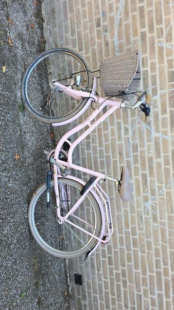 Mooie lichtroze meisjesfiets met mandje, slot en versnelling