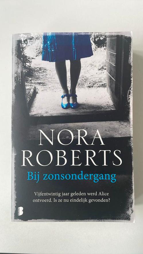 Nora Roberts - Bij zonsondergang, Boeken, Thrillers, Zo goed als nieuw, Ophalen of Verzenden