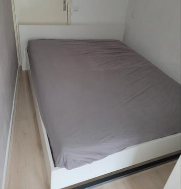 Wit bedframe + 2 IKEA lattenbodems - afbeelding 4 Wit bedframe + 2 IKEA lattenbodems - afbeelding 4