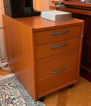Ikea Effekiv, bureau en ladenkast, kleur kersen - afbeelding 1 Ikea Effekiv, bureau en ladenkast, kleur kersen - afbeelding 1