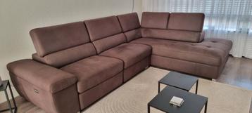 Lounche hoekbank met verstelbaar liggedeelte.