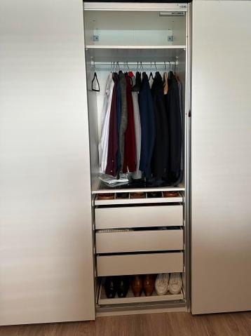 2 witte IKEA PAX kasten met schuifdeuren (4 delen totaal) - afbeelding 3 2 witte IKEA PAX kasten met schuifdeuren (4 delen totaal) - afbeelding 3