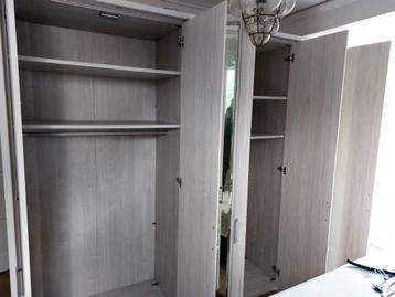 Ruime kledingkast met spiegeldeuren - afbeelding 1 Ruime kledingkast met spiegeldeuren - afbeelding 1