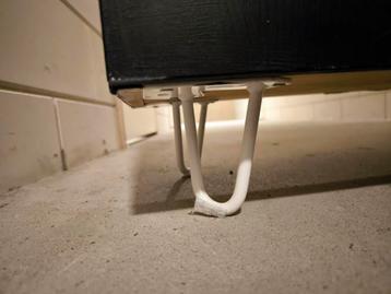 Zwart IKEA IVAR kastje met witte hairpin poten - afbeelding 3 Zwart IKEA IVAR kastje met witte hairpin poten - afbeelding 3