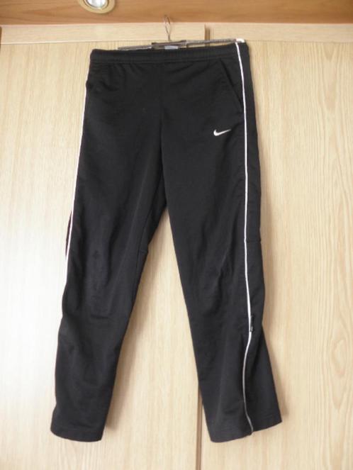 Goedkope oriiginele zwarte trainingsbroek broek NIKE 128/134, Kinderen en Baby's, Kinderkleding | Maat 128, Gebruikt, Jongen, Sport- of Zwemkleding