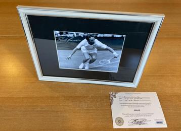 Gesigneerde foto van Rod Laver. Incl certificaat. Wimbledon.