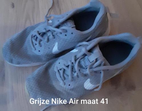 Grijze nike Air maat 41, Kleding | Heren, Schoenen, Gedragen, Sneakers of Gympen, Overige kleuren, Ophalen of Verzenden