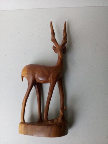 Vintage /retro antilope met liggend jong.Hout.Handgemaakt.