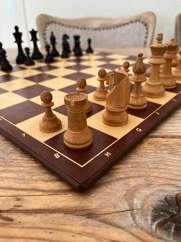 Schaakbord met schaakstenen set schaken chessboard Revanche