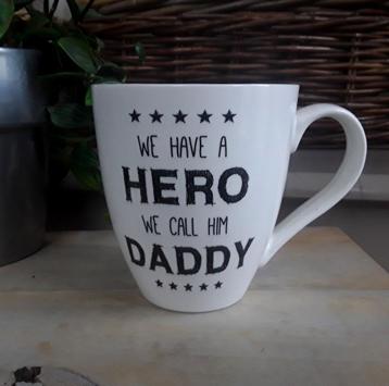 Hele grote mok/ beker: we have a hero, we call him daddy 