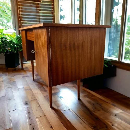 Vintage houten bureau / desk, Antiek en Kunst, Antiek | Meubels | Tafels, Ophalen