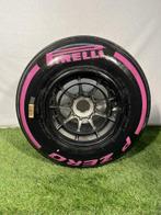 2015 Williams formule 1 velg met paarse Pirelli F1 band