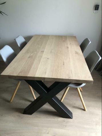 Massief eikenhouten eettafel beschikbaar voor biedingen