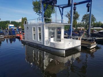 Houseboat, ponton, varend terras, waterhuisje, werkvlot