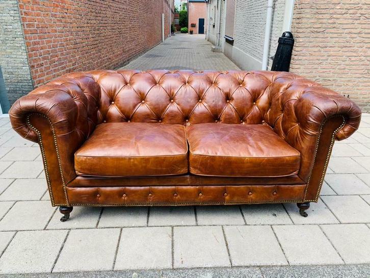 SHOWROOMMODEL Vintage chesterfield banken en stoelen Cognac, Huis en Inrichting, Banken | Bankstellen, Zo goed als nieuw, 200 tot 250 cm