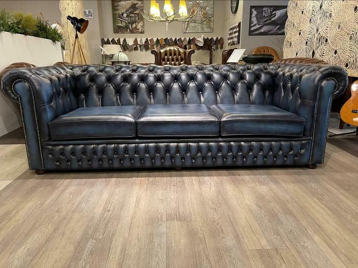 NIEUW Birmingham XL chesterfield 4 zits bank Jeans Blauw, Huis en Inrichting, Banken | Bankstellen, Nieuw, 75 tot 100 cm, Ophalen of Verzenden