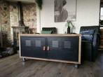 Industrieel tv meubel met locker., 100 tot 150 cm, Stoer, industrieel, Ophalen of Verzenden, Zo goed als nieuw