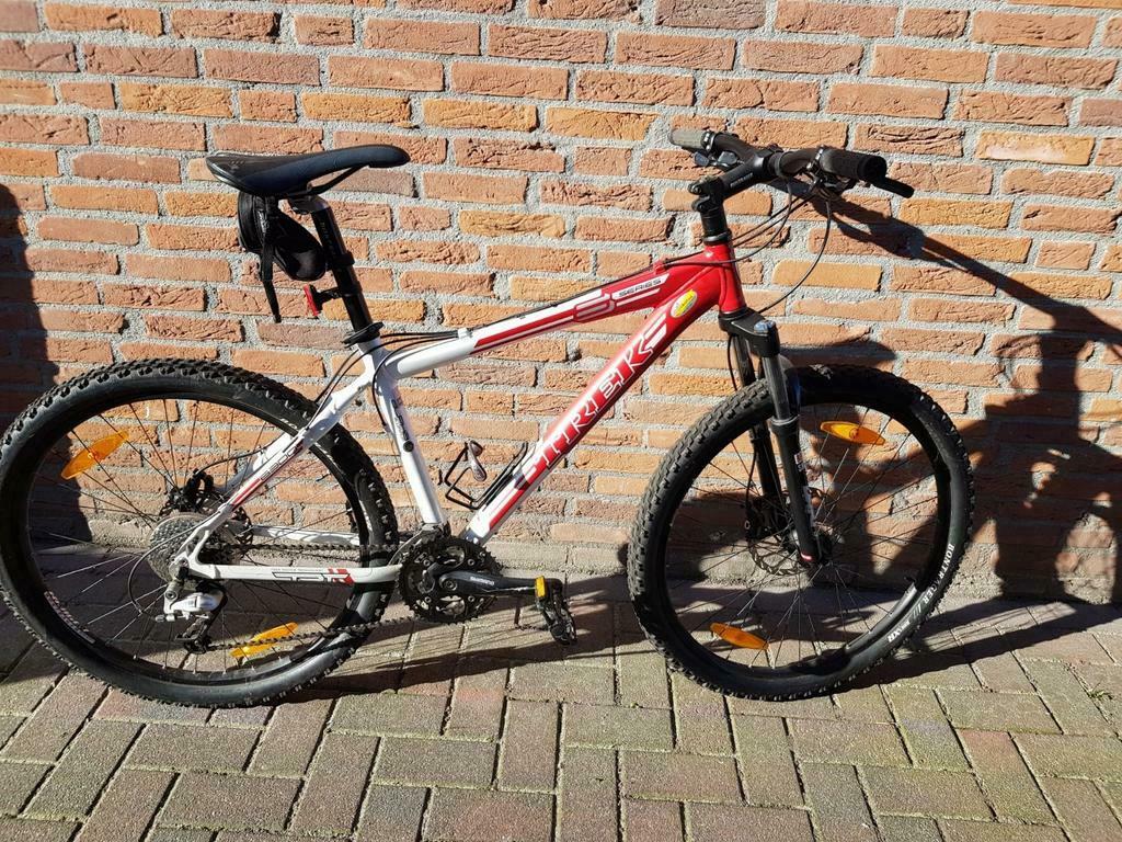 ≥ Trek Mountainbike, rood witte uitvoering — Fietsen | Mountainbikes en ATB  — Marktplaats
