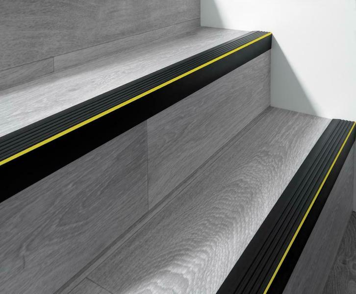 PVC trapneus -zelfklevend antislip trapprofiel P2ND en P2RGP, Doe-het-zelf en Verbouw, Ladders en Trappen, Nieuw, Trap, Ophalen