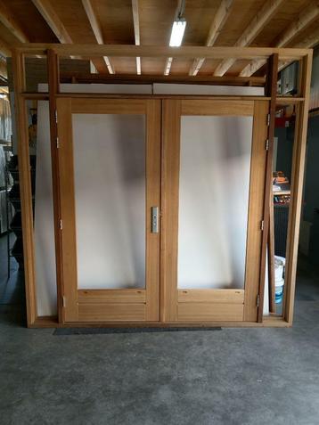 Kozijn  met openslaande deuren met zij en bovenlichten beschikbaar voor biedingen