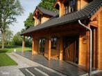 Luxe houten villa's in bosrijk gebied, zicht over landerijen